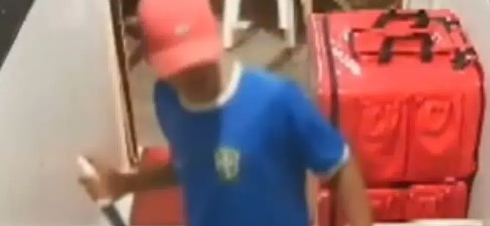 VÍDEO: Dupla assalta pizzaria com facão e tranca funcionários em Lauro de Freitas
