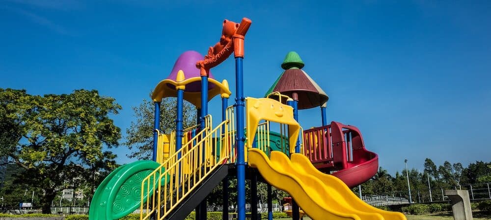 Menino de 7 anos morre após cair de playground na escola