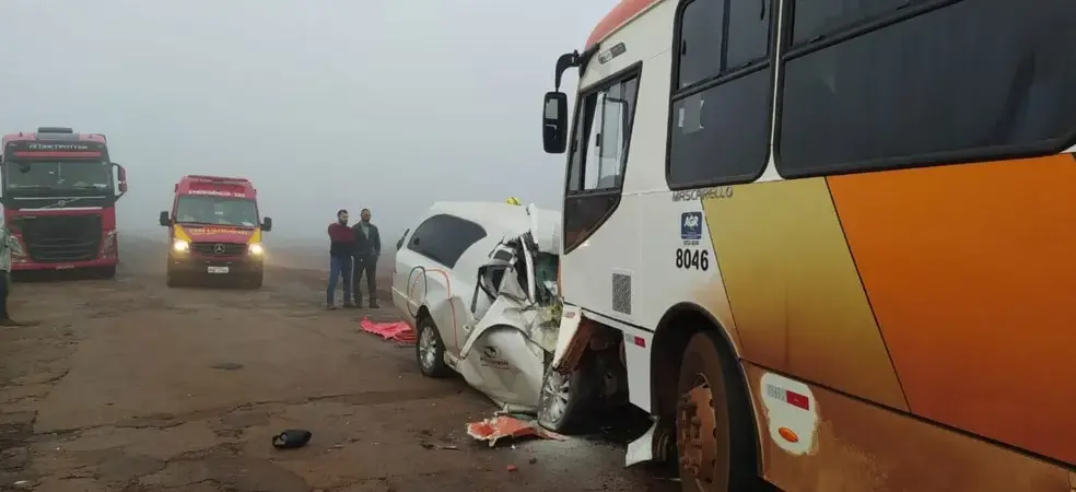 Motorista de carro funerário morre após bater de frente com ônibus