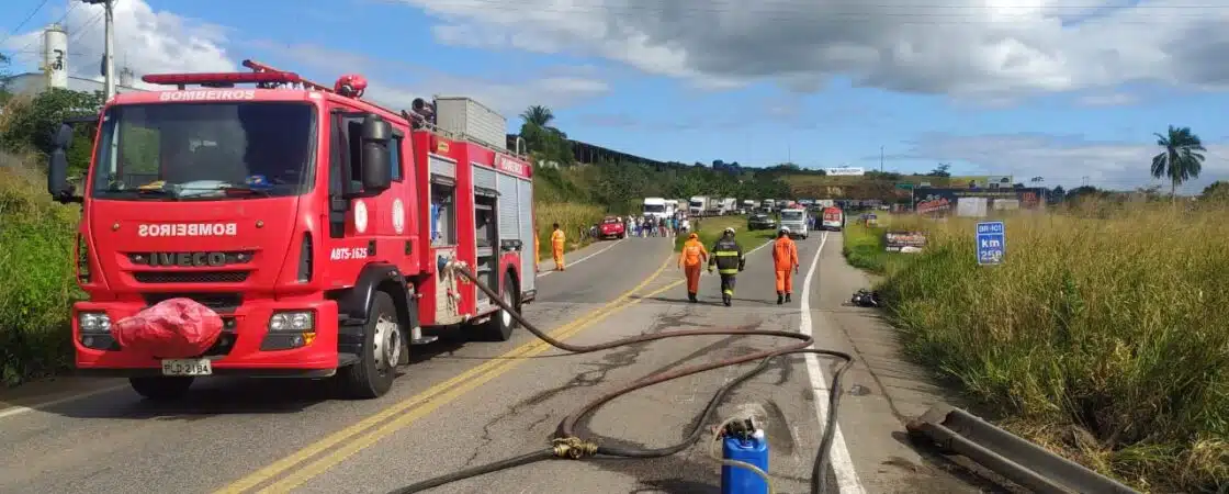 Pista da BR-101 é totalmente liberada após caminhão pegar fogo