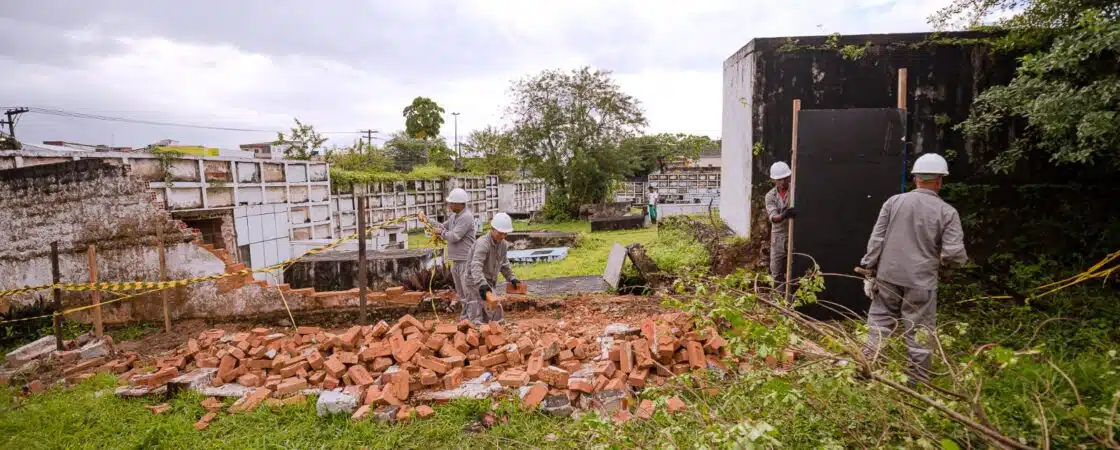 Prefeitura vai recompor muro do Cemitério da Gleba C que caiu após chuvas