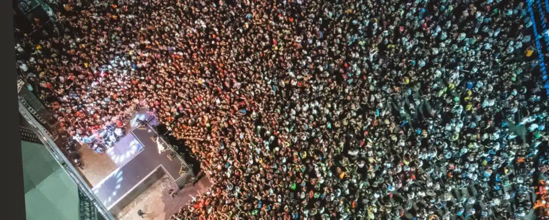 Principal atração da noite, Thiago Aquino coloca multidão para arrochar no Camaforró