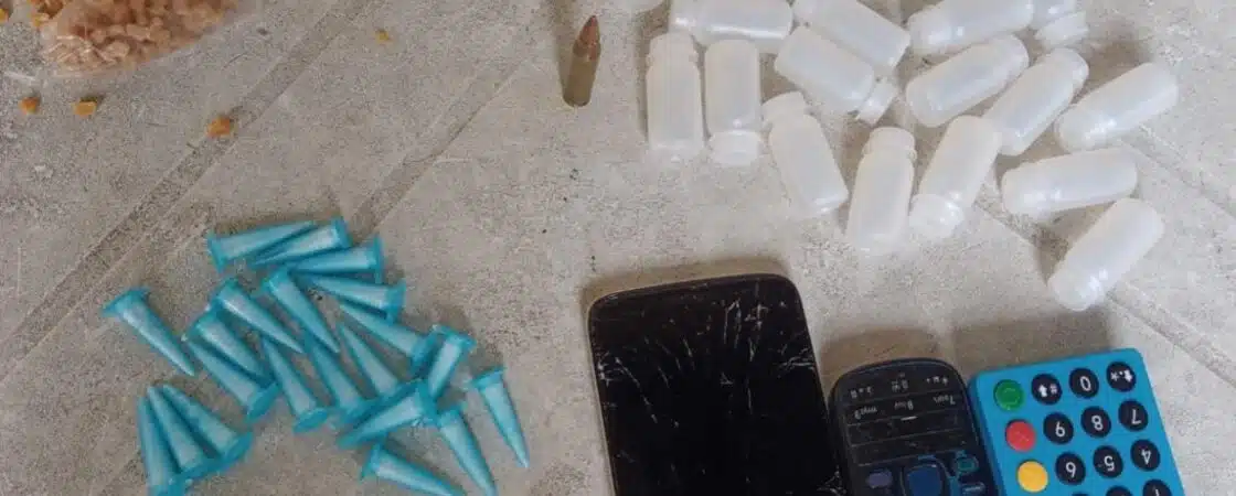 Salvador: Adolescente que vende drogas no cartão foge ao ver polícia e abandona 300 pedras de crack