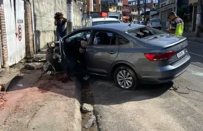 SALVADOR: Homem é esmagado por carro desgovernado; condutor foi preso na hora