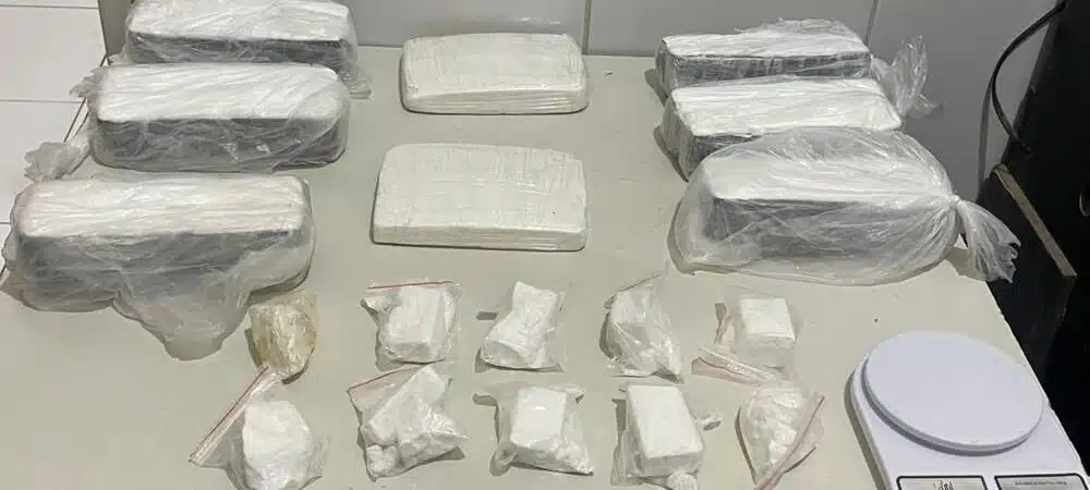 Tabletes de cocaína são encontradas em caixa de som em rodoviária da Bahia