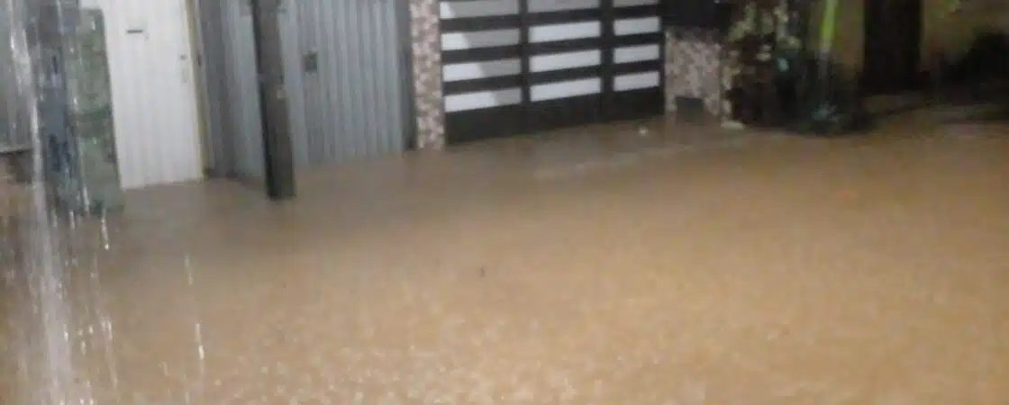 VÍDEO: Bairro de Itapuã fica alagado após fortes chuvas em Salvador