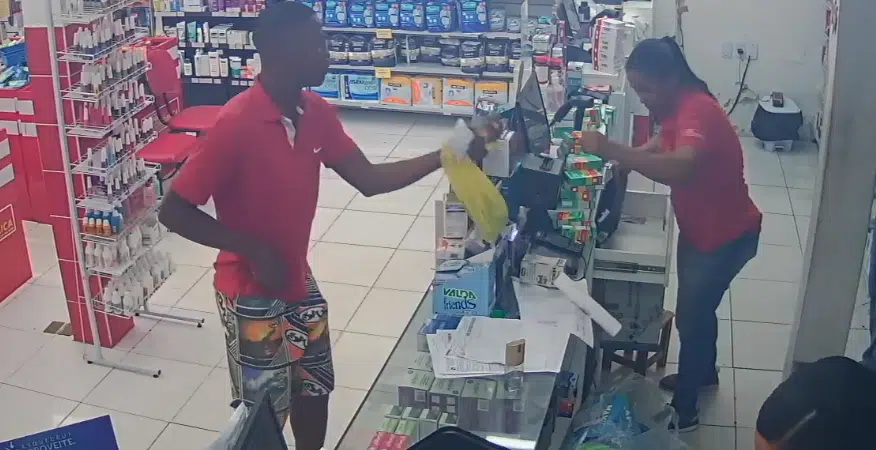 VÍDEO: Bandido assalta farmácia em pleno dia na Região Metropolitana