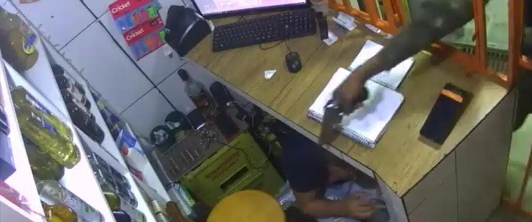 VÍDEO: Dono de depósito de bebidas reage a assalto e troca tiro com bandidos