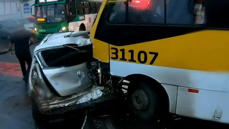 Acidente entre carro e micro-ônibus deixa feridos em Salvador