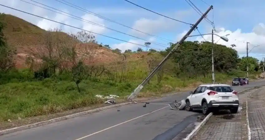Camaçari: Carro colide em poste no Morro da Manteiga