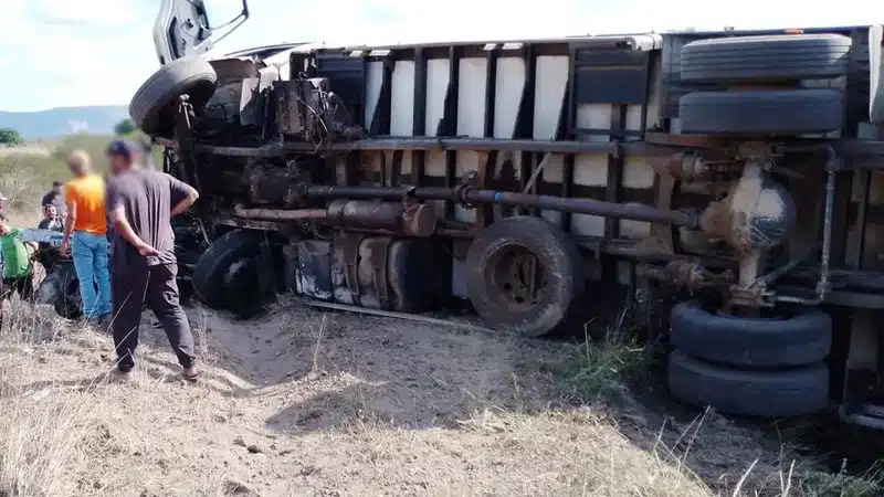 Acidente entre caminhão e carro deixa quatro pessoas mortas em rodovia do interior