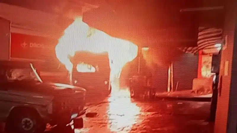 Suspeitos fazem arrastão e incendeiam ônibus em Salvador