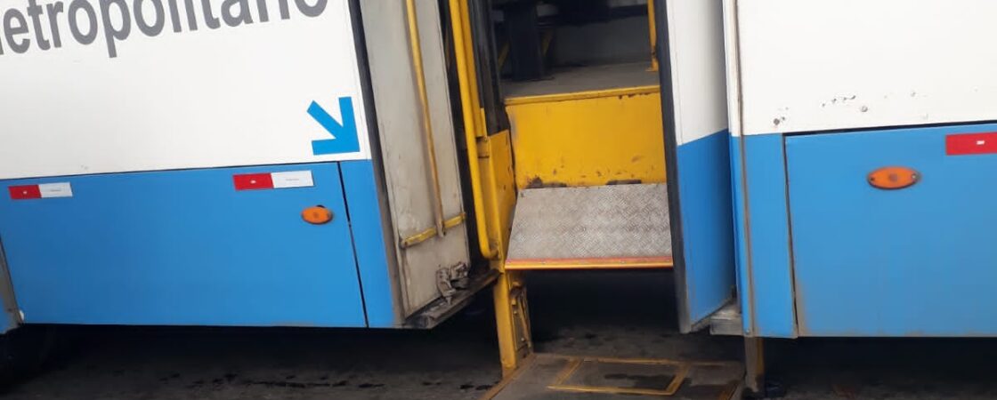 Buzu sucateado: rampa para cadeirante despenca de ônibus metropolitano
