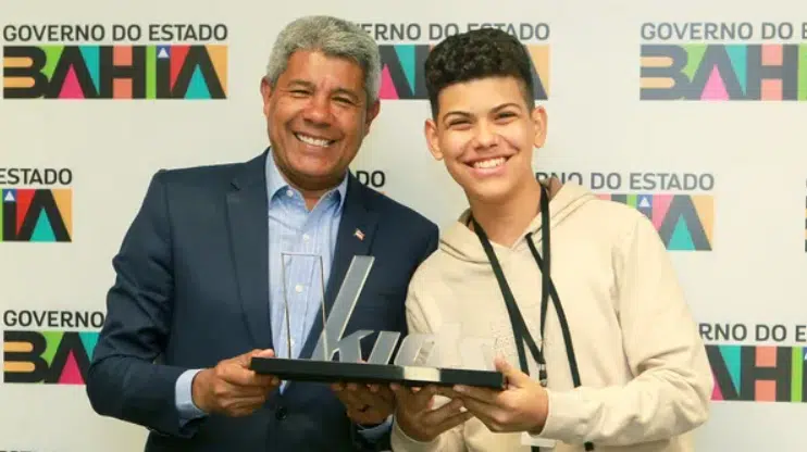 Primeiro vencedor baiano do The Voice Kids é recebido pelo governador