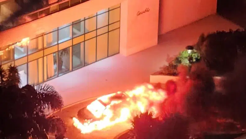 Carro pega fogo dentro de condomínio de luxo em Salvador