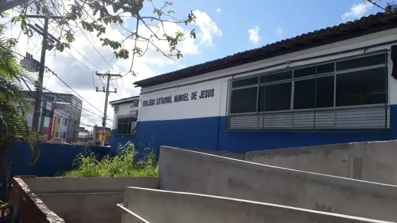 Estudantes são assaltados em frente a colégio em Simões Filho