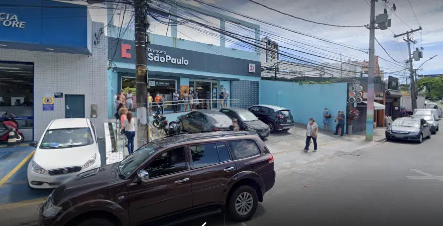 Funcionária de farmácia é esfaqueada durante assalto após recusar entregar dinheiro em Salvador