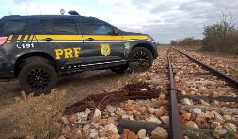 Homens são flagrados furtando trilhos de trem na Bahia