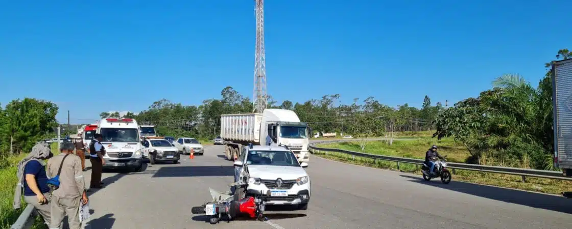 Acidente entre carro e motocicleta deixa ferido na Via Parafuso