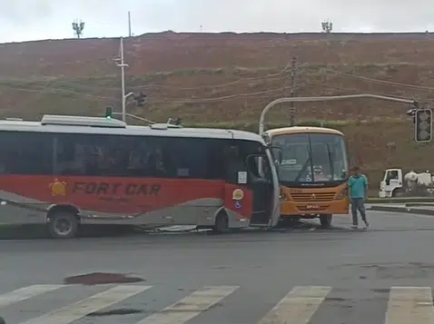 Micro-ônibus colidem durante um retorno na contramão em Salvador