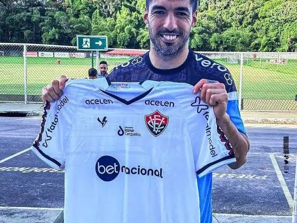 Luisito Suárez é presenteado com camisa do Vitória na Toca do Leão