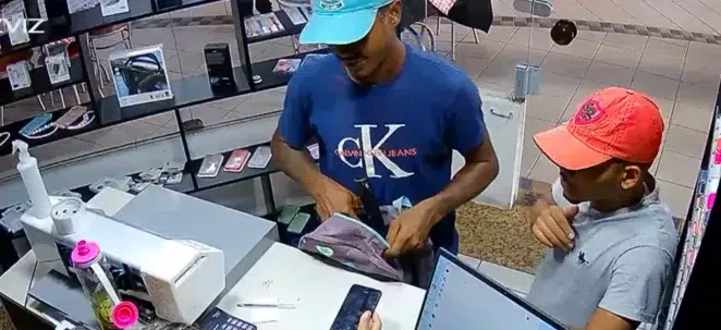 VÍDEO: Bandidos assaltam loja de iPhone usando metralhadora em Salvador