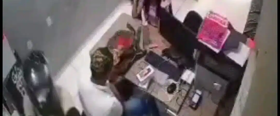 VÍDEO: Bandidos assaltam loja, levam 10 celulares e pedem ‘desculpas’