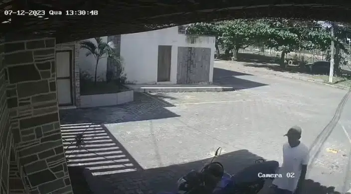 VÍDEO: Dupla rouba moto e agride trabalhador em Stella Maris