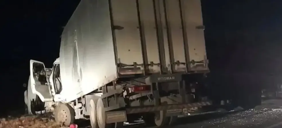 BAHIA: Casal morre após batida entre dois caminhões em rodovia