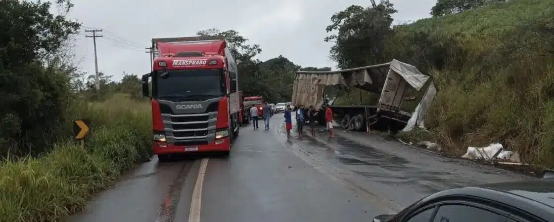 BR-101: motorista fica preso nas ferragens após acidente entre dois caminhões