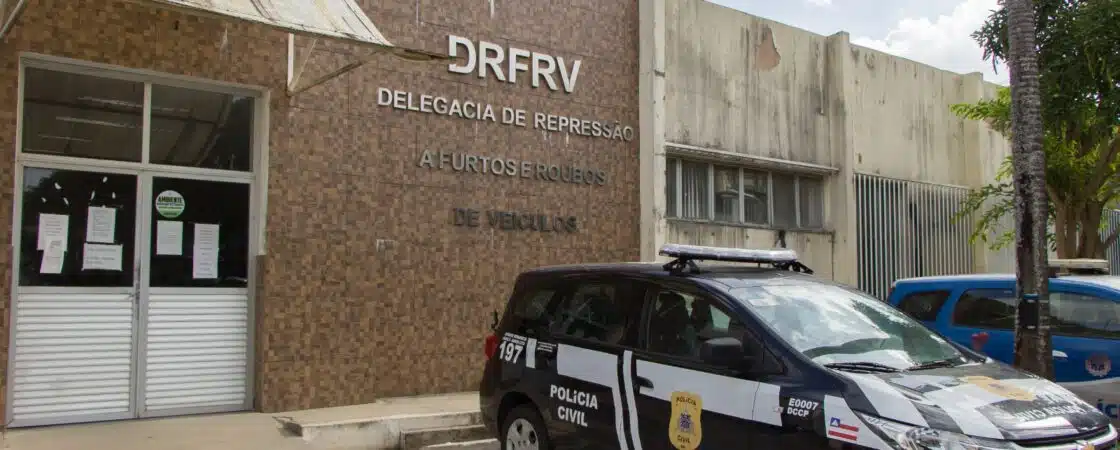 Suspeito de roubar veículo e obrigar vítimas a fazer Pix é preso em Salvador