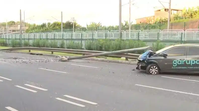 Carro derruba poste após batida e complica trânsito em Salvador