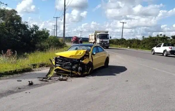 Zagueiro do Bahia bate o carro em Dias d’Ávila