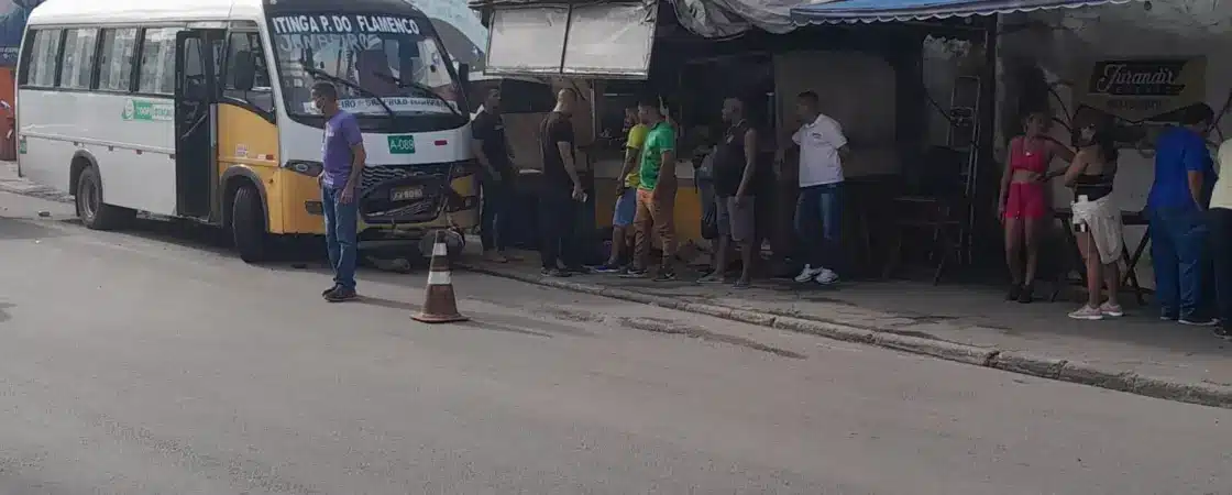 Motorista perde o controle do veículo e colide com motocicleta em Lauro de Freitas
