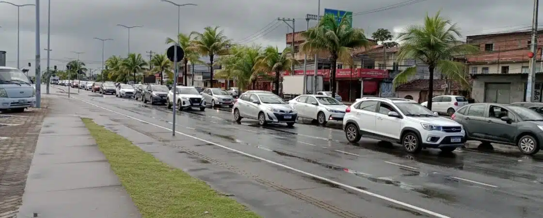 Acidente entre carros deixa trânsito travado na Avenida Jorge Amado, em Camaçari