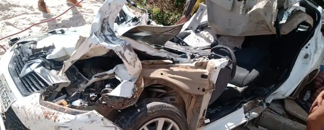 Mulher morre em trágico acidente entre carro de supermercado e caçamba em Camaçari