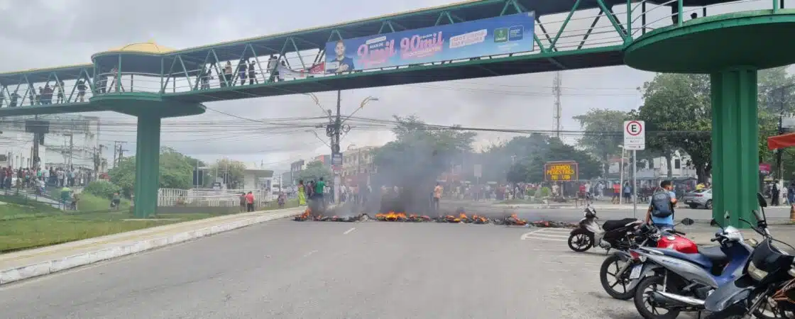 Ligeirinhos tocam fogo em pneus e fecham ruas no Centro de Camaçari