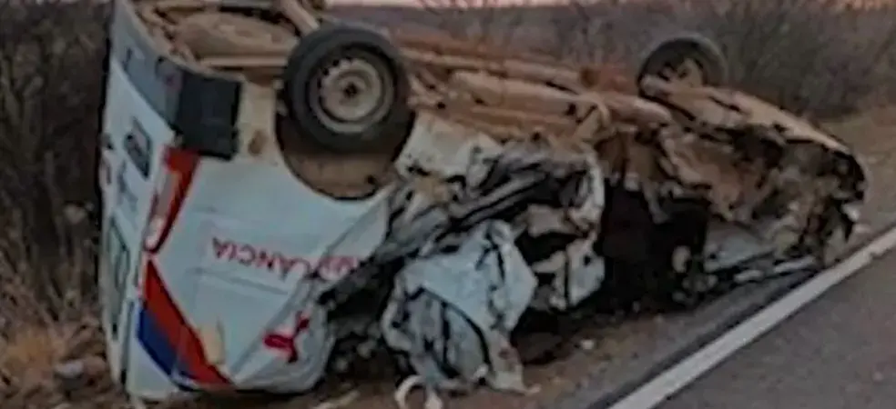 BA: Motorista de ambulância morre após veículo bater em um caminhão