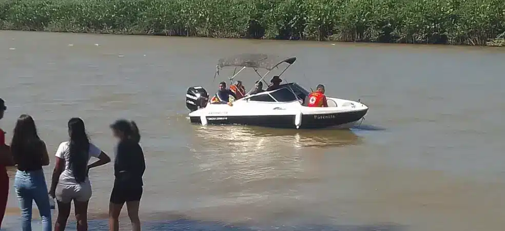 Homem desaparece em rio depois de salvar a família após barco virar
