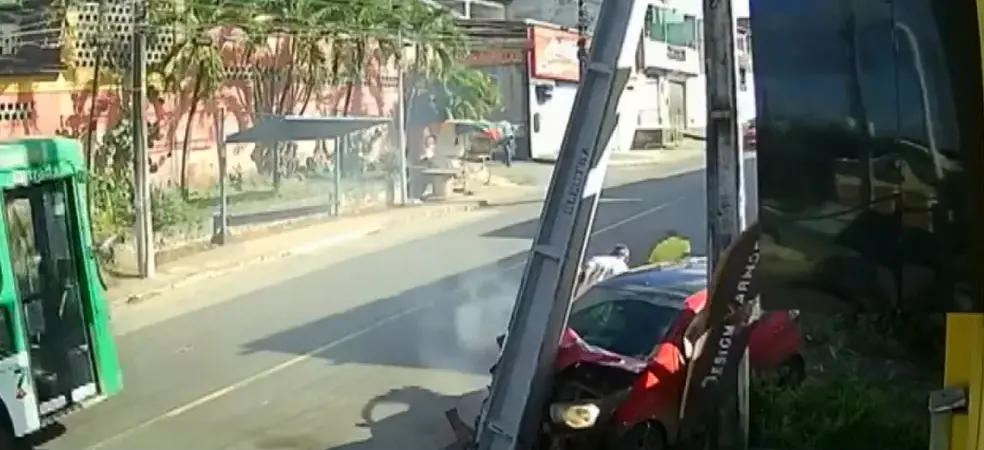 Salvador: Carro bate em poste e pega fogo na Estrada Velha do Aeroporto