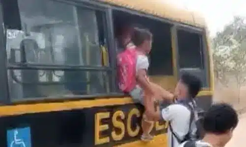 Susto: alunos ficam presos em ônibus escolar e menina com asma passa mal