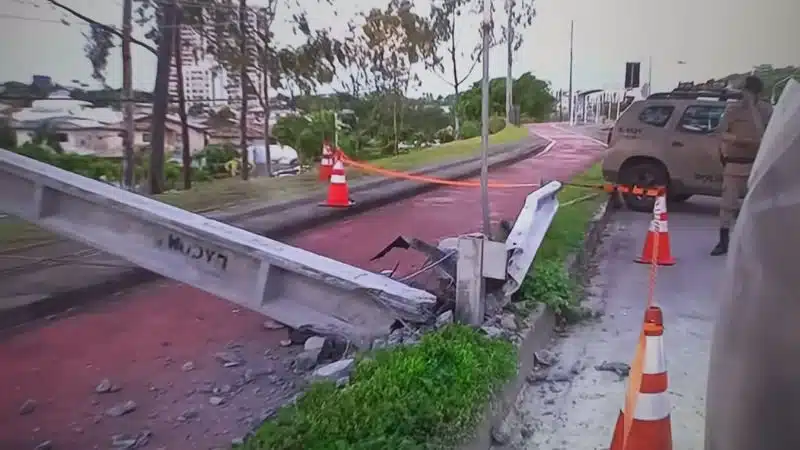 Carro arranca poste após batida na Avenida Orlando Gomes, em Salvador