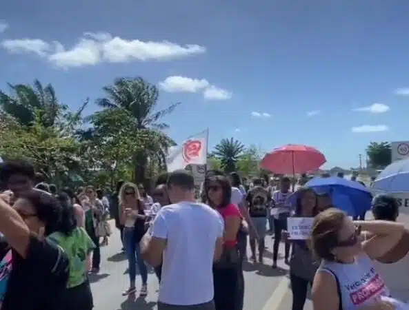 GREVE: professores de Camaçari fazem protesto na Estrada do Coco