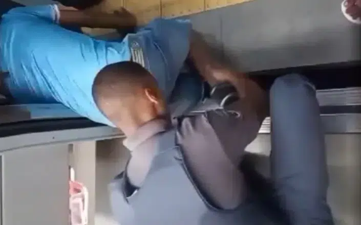 Homem fica com perna presa na plataforma do metrô de Salvador