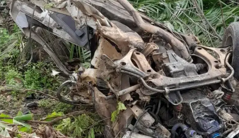 Homem morre após carro bater em árvore em Camacan