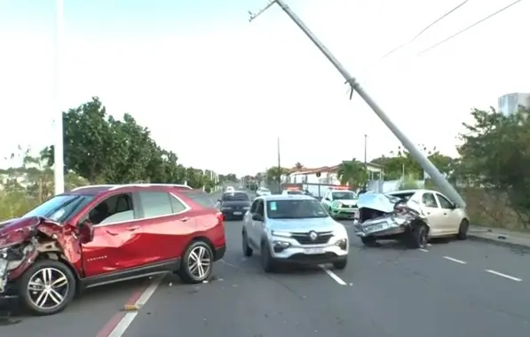 Carros ficam destruídos após acidente em Salvador; poste quase foi arrancado
