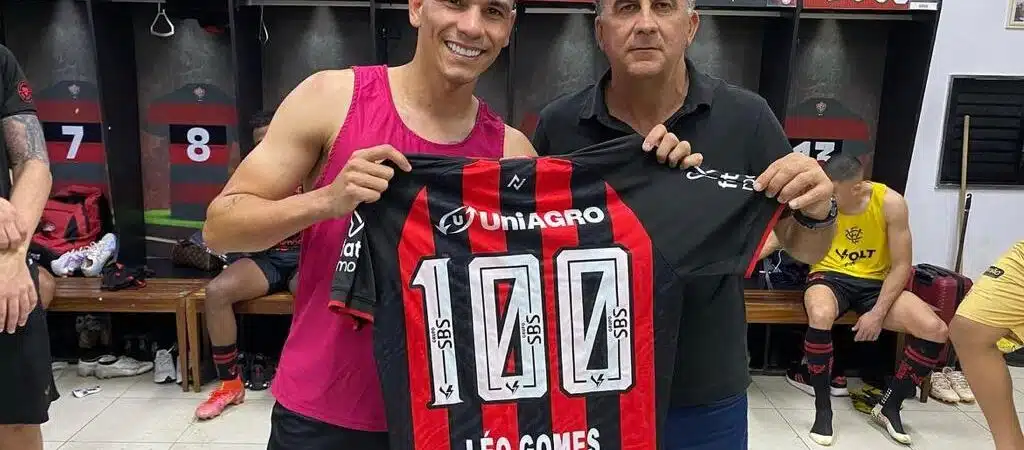 Léo Gomes ganha homenagem por ter atingido o centésimo jogo pelo Vitória