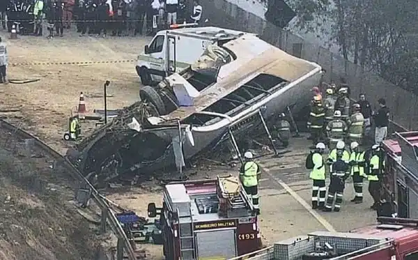 Ônibus com torcedores do Corinthians capota e deixa 7 mortos