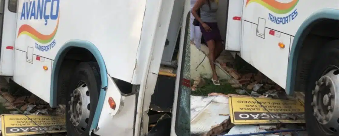 SUSTO! ônibus da Avanço invade muro para desviar de carreta