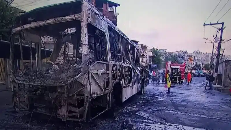 Ônibus é incendiado em Salvador; é o segundo caso na semana